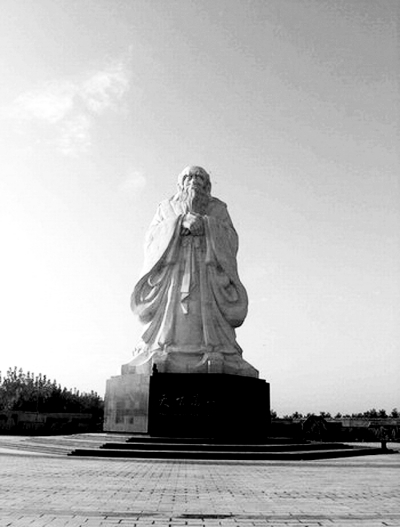 鹿邑老子文化广场的老子塑像