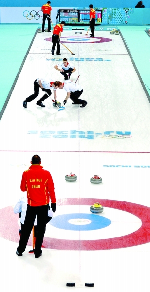 2月17日,在索契冬奥会男子冰壶比赛中,中国队以6比5战胜英国队