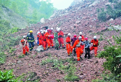 毕节市一工地发生山体滑坡17名工地施工人员被困(组图)