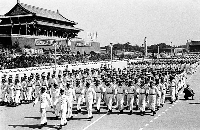 1949年:开国大典阅兵   受阅部队依次由东向西通过天安门城楼