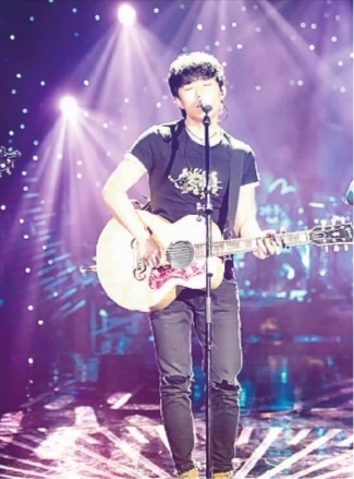 歌手赵雷凭借一首原创歌曲《成都》走红.图为赵雷在演唱中.