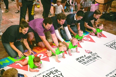 美国纽约举办"尿布德比"宝宝爬行比赛,本次活动约有30名婴儿参加,在长