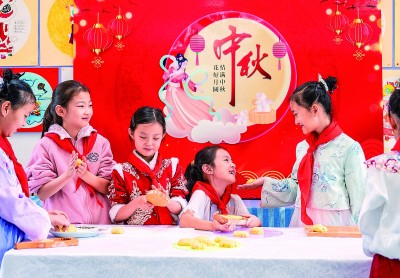 清泉街小学的学生在中秋节主题活动上学做月饼