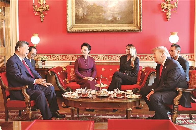 习近平和彭丽媛同美国总统特朗普夫妇茶叙