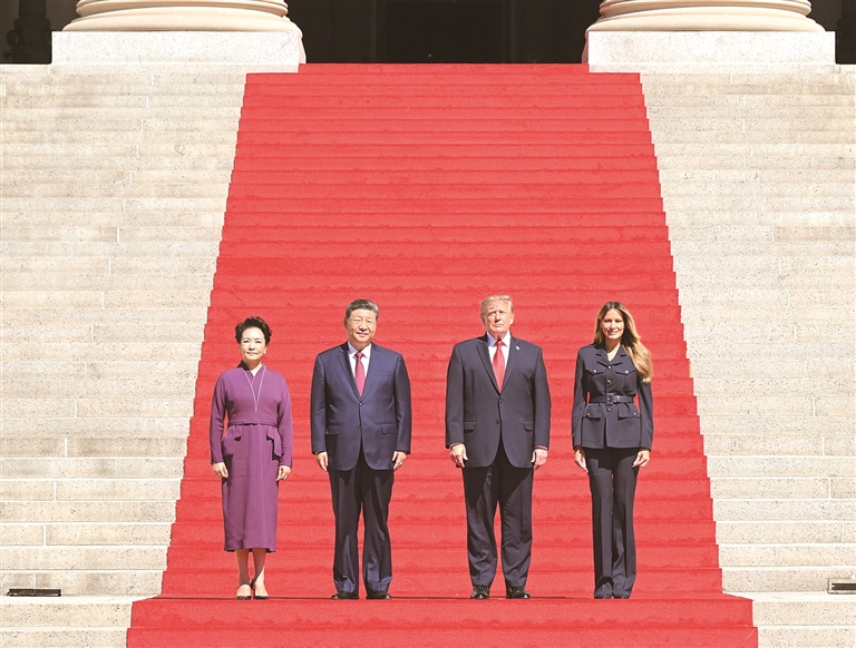 习近平和彭丽媛同美国总统特朗普夫妇茶叙