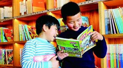孩子们在周塘村文化书屋读书