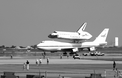 图为9月19日,一架特制波音747型客机背着奋进号航天飞机飞抵