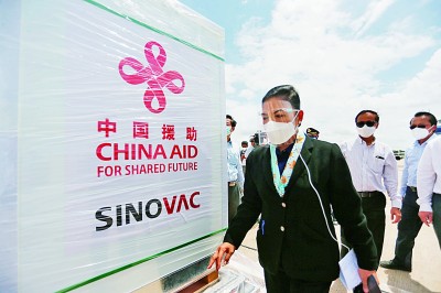 中国援助新冠疫苗抵达柬埔寨