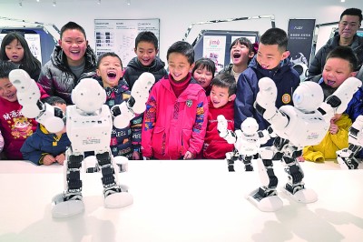 万兴社区的家长和孩子们在重庆两江机器人展示中心参观