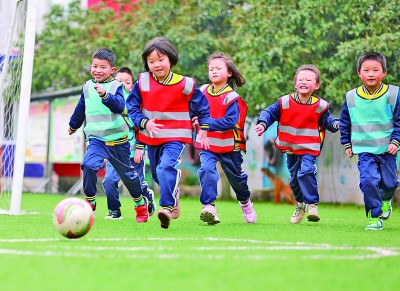 贵州黔西谷里镇中心幼儿园将足球定位为校园特色运动