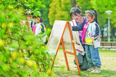 浙江省湖州市长兴县机关幼儿园开展“童笔绘春天”活动
