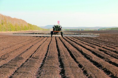 五大连池农场：坚持播种与田间管理同步推进